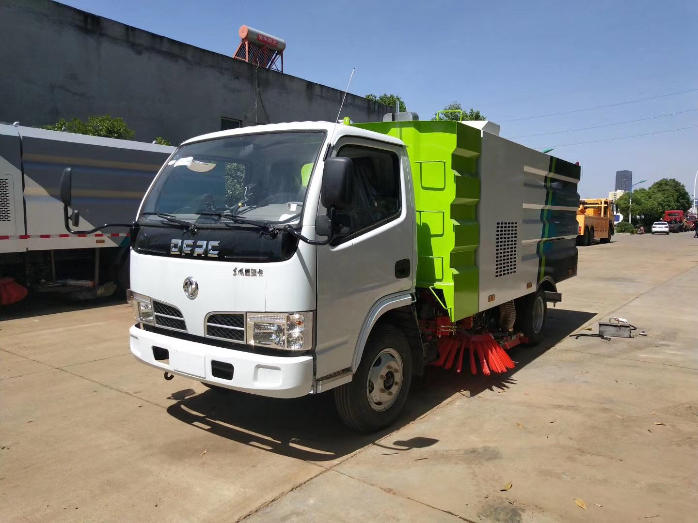 道路清扫车的行业价值与应用 洗扫车、扫地车与扫路车的全面解析