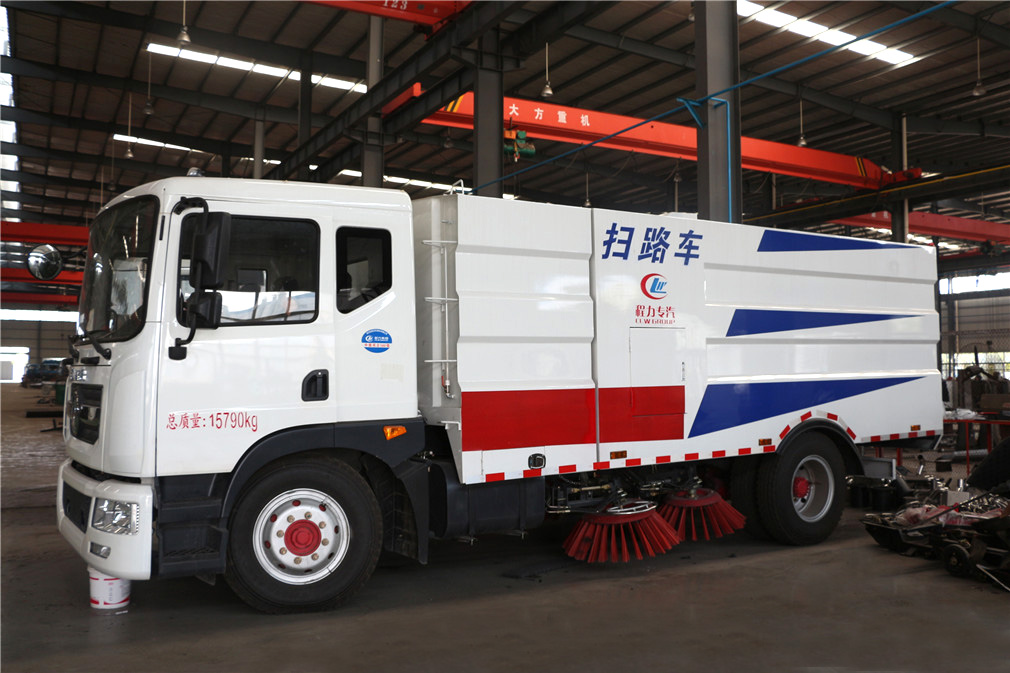 国五东风D9扫路车 城市清洁的智能管家，高效作业的新标杆